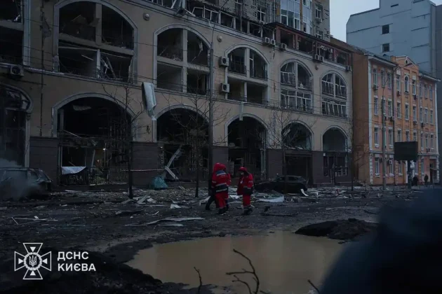 Наслідки ранкового ракетного удару по Києву: фото та відео