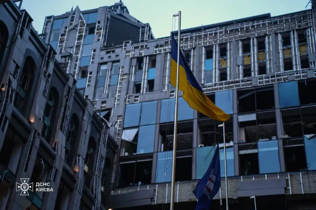 Наслідки ранкового ракетного удару по Києву: фото та відео