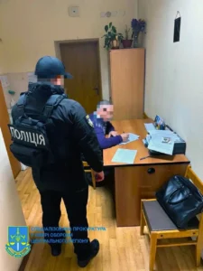 Викрито працівника ТЦК та лікаря: допомогали чоловікам втекти з України
