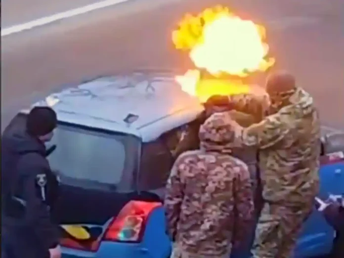 ТЦК та поліція під Києвом пустили газ в салон авто з людьми та підпалили