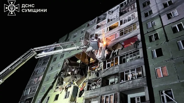 Атака на Суми: з-під завалів дістали тіла загиблих, багато поранених