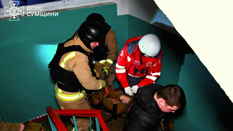 Атака на Суми: з-під завалів дістали тіла загиблих, багато поранених