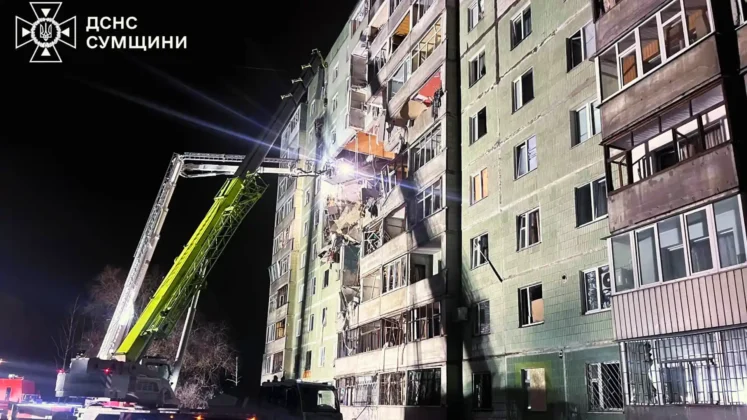 Атака на Суми: з-під завалів дістали тіла загиблих, багато поранених