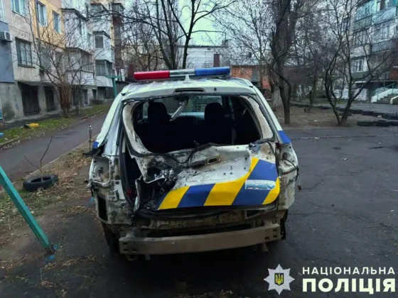 Обстріл Херсона: росіяни вдарили FPV-дроном по поліцейському авто