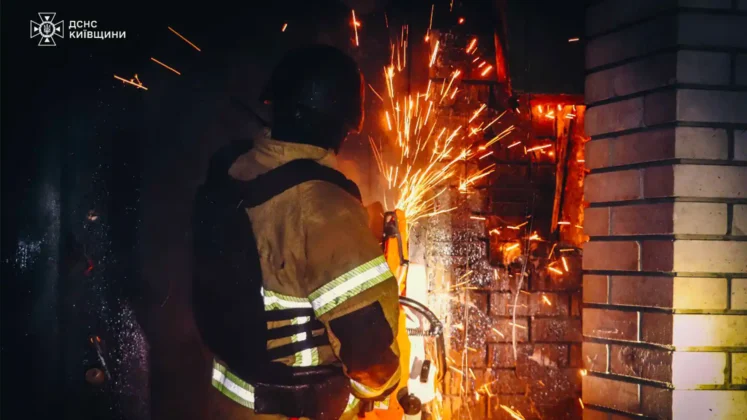 Наслідки атаки БпЛА на Київщині: уламками поранено дитину
