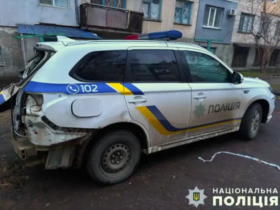 Обстріли Херсона: росіяни вдарили FPV-дроном по поліцейському авто