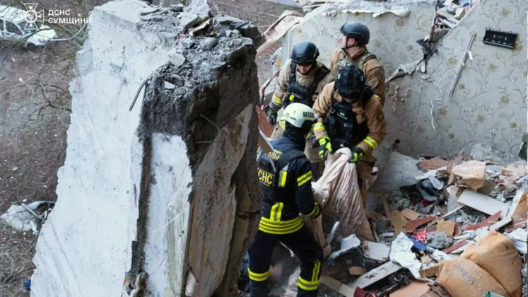 Атака на Суми: з-під завалів дістали тіла загиблих, багато поранених