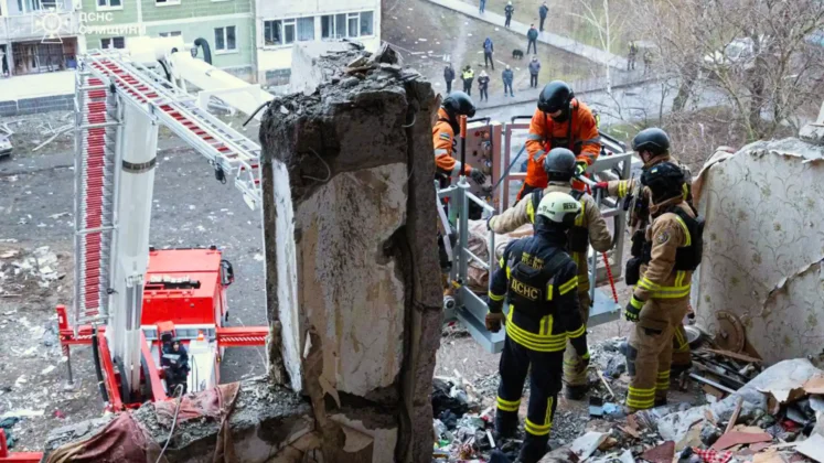 Атака на Суми: з-під завалів дістали тіла загиблих, багато поранених