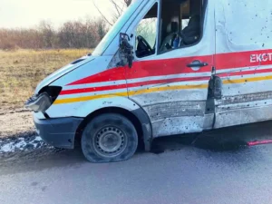Росіяни вдарили по авто «швидкої» в Куп’янську: постраждали медики