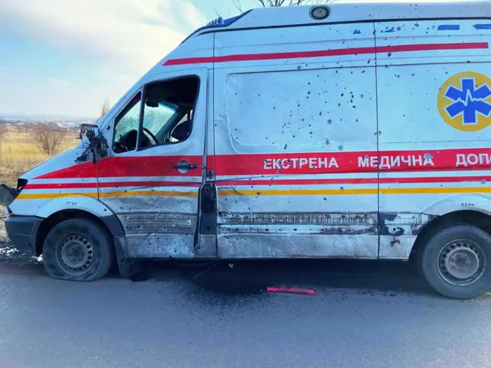 Росіяни вдарили по авто «швидкої» в Куп’янську: постраждали медики