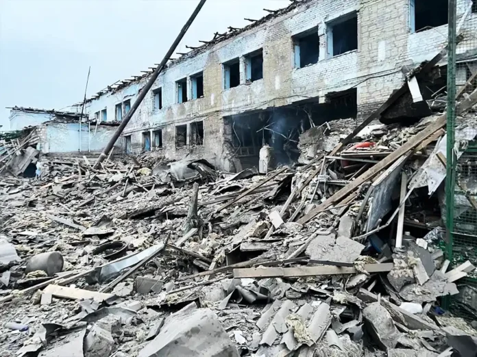 Росіяни скинули авіабомбу вагою 500 кг на місто Донеччини, є поранені - ОВА