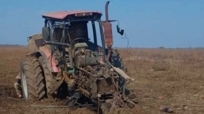 На Херсонщині росіяни вбили людину, скинувши вибухівку на трактор