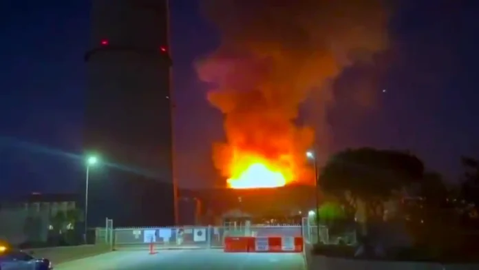 Велика пожежа охопила найбільшу акумуляторну електростанцію в Світі