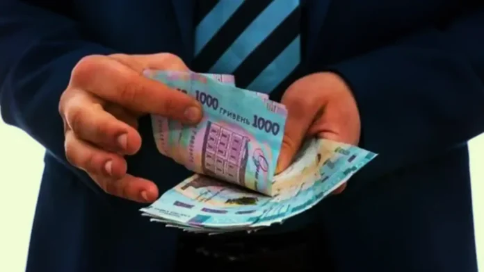 У чиновників в Україні значно зросла середня зарплата