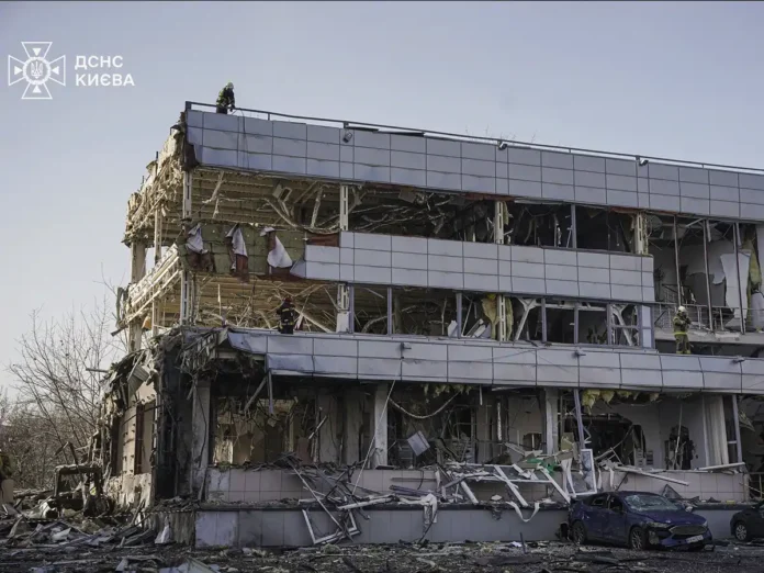 Наслідки удару по Києву: загибла людина, є поранені та руйнування