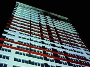Уламки БпЛА впали на недобудовану багатоповерхівку на Київщині