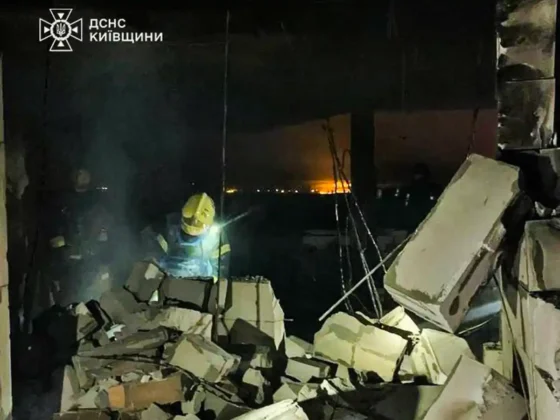 Уламки БпЛА впали на недобудовану багатоповерхівку на Київщині