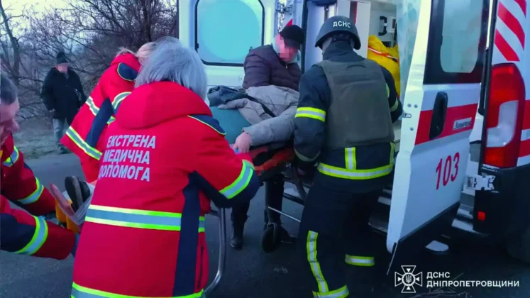 ДТП на Дніпропетровщині: автобус з пасажирами врізався у дерево