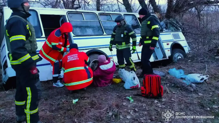 ДТП на Дніпропетровщині: автобус з пасажирами врізався у дерево