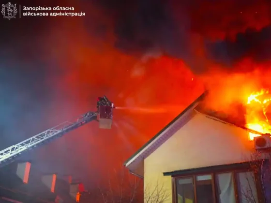 Удар по багатоповерхівці в Запоріжжі, триває ліквідація наслідків