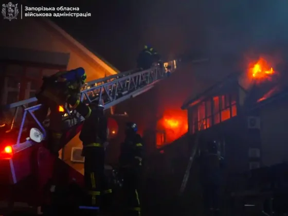 Удар по багатоповерхівці в Запоріжжі, триває ліквідація наслідків