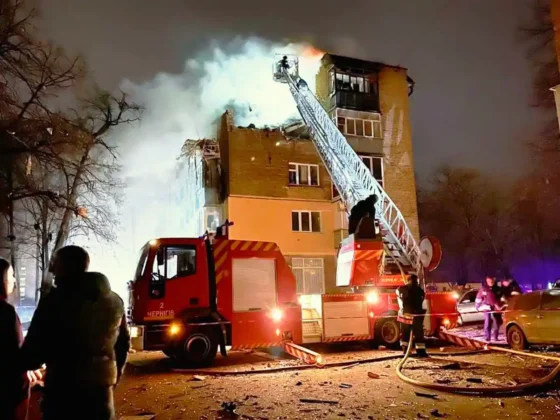 Атака на Чернігів: російський дрон влучив у п’ятиповерхівку