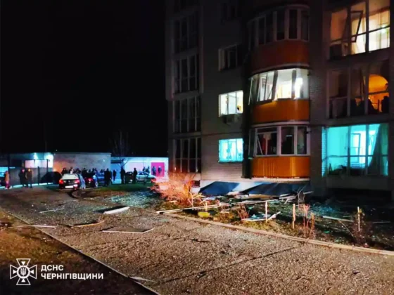 Атака дронів на Чернігів: пошкоджено багатоповерховий будинок та автомобілі