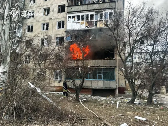 Авіаудар по Костянтинівці: двоє загиблих, будинки у вогні