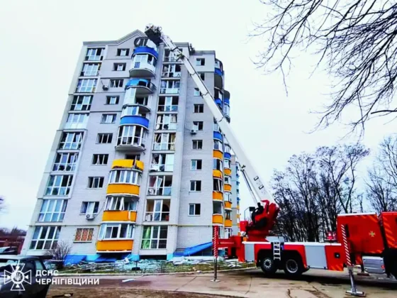 Атака дронів на Чернігів: пошкоджено багатоповерховий будинок та автомобілі