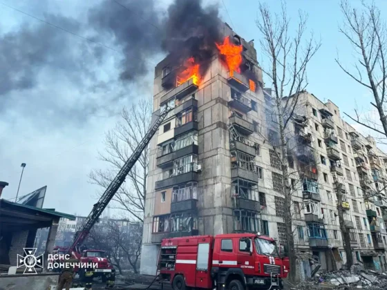 Авіаудар по Костянтинівці: двоє загиблих, будинки у вогні