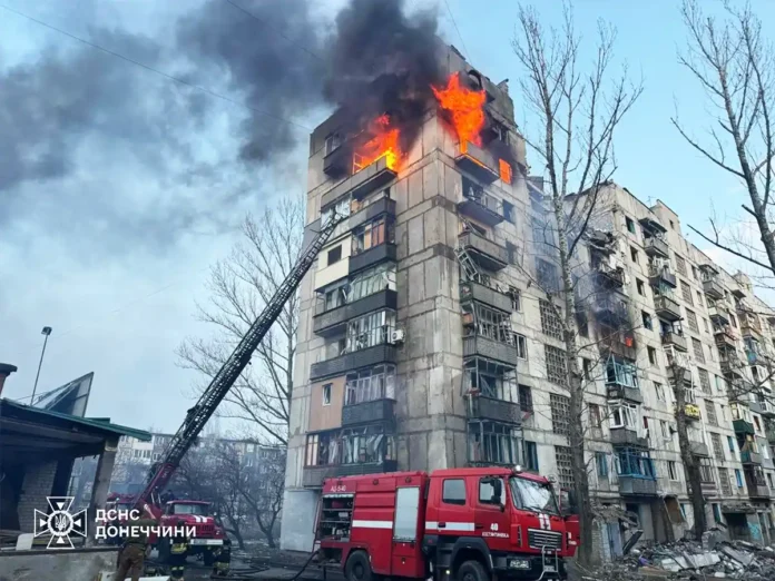 Авіаудар по Костянтинівці: двоє загиблих, будинки у вогні