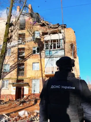 Атака на Чернігів: російський дрон влучив у п’ятиповерхівку