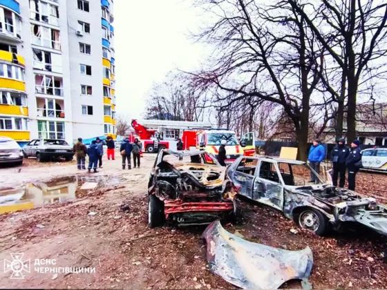 Атака дронів на Чернігів: пошкоджено багатоповерховий будинок та автомобілі