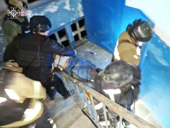 Авіаудар по Костянтинівці: двоє загиблих, будинки у вогні
