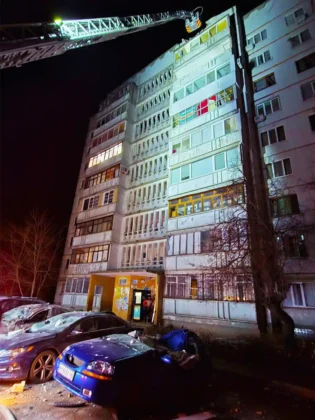 Російська атака дронами по Харкову: удар по багатоповерхівці