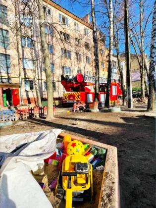 Атака на Чернігів: російський дрон влучив у п’ятиповерхівку