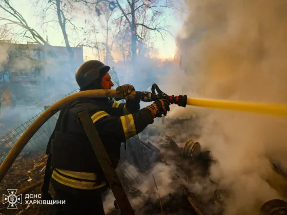 Харків: удар по підприємству та житловому будинку, є поранені