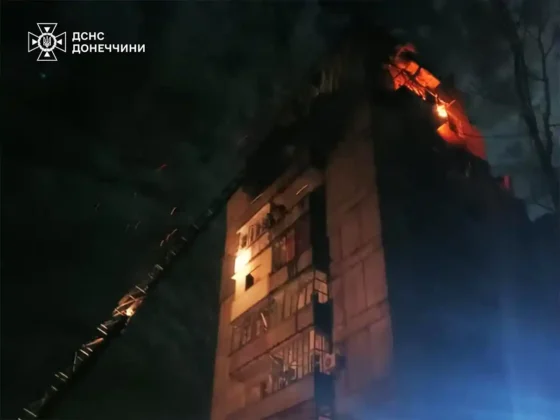 Авіаудар по Костянтинівці: двоє загиблих, будинки у вогні