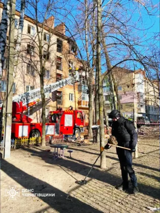 Атака на Чернігів: російський дрон влучив у п’ятиповерхівку