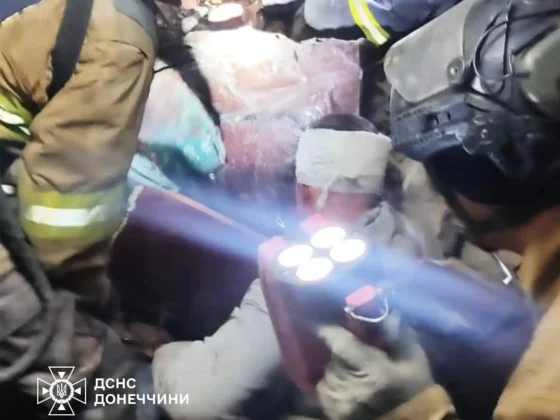 Авіаудар по Костянтинівці: двоє загиблих, будинки у вогні