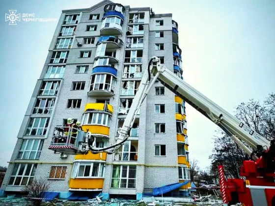 Атака дронів на Чернігів: пошкоджено багатоповерховий будинок та автомобілі