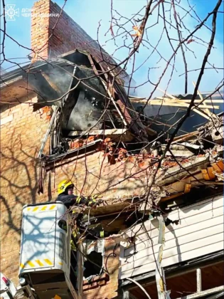 Атака на Чернігів: російський дрон влучив у п’ятиповерхівку