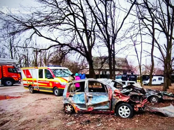 Атака дронів на Чернігів: пошкоджено багатоповерховий будинок та автомобілі