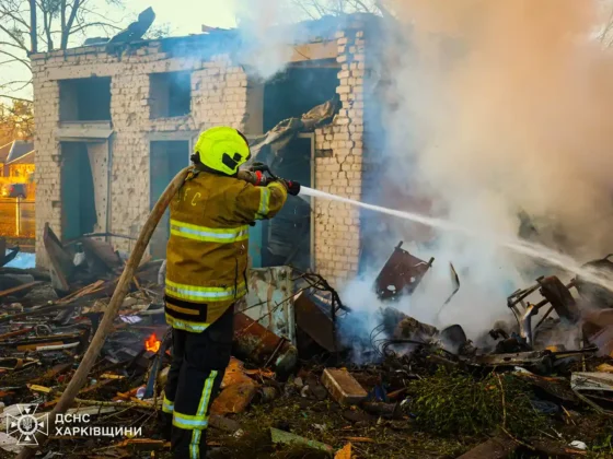 Харків: удар по підприємству та житловому будинку, є поранені