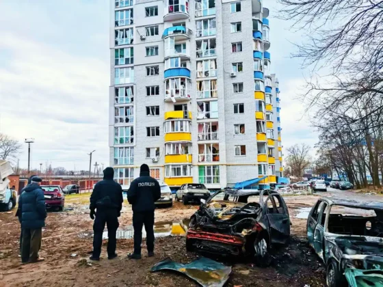 Атака дронів на Чернігів: пошкоджено багатоповерховий будинок та автомобілі