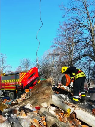 Атака на Чернігів: російський дрон влучив у п’ятиповерхівку