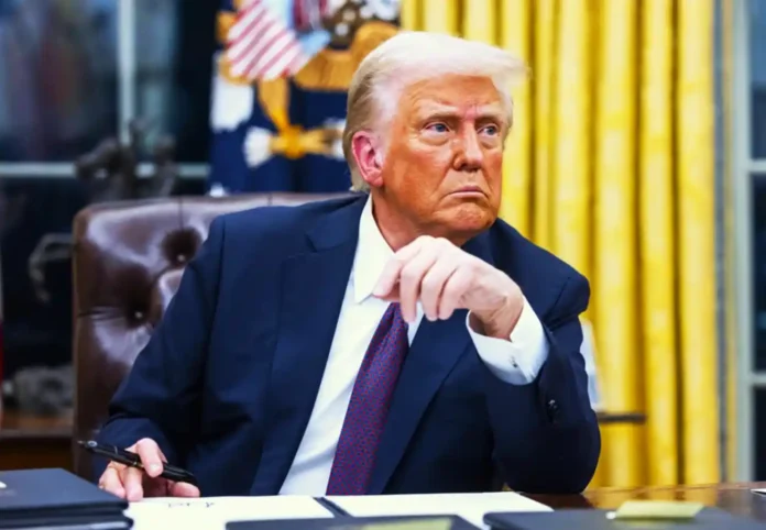 Трамп оскаржує рішення суду повернути до роботи службовців