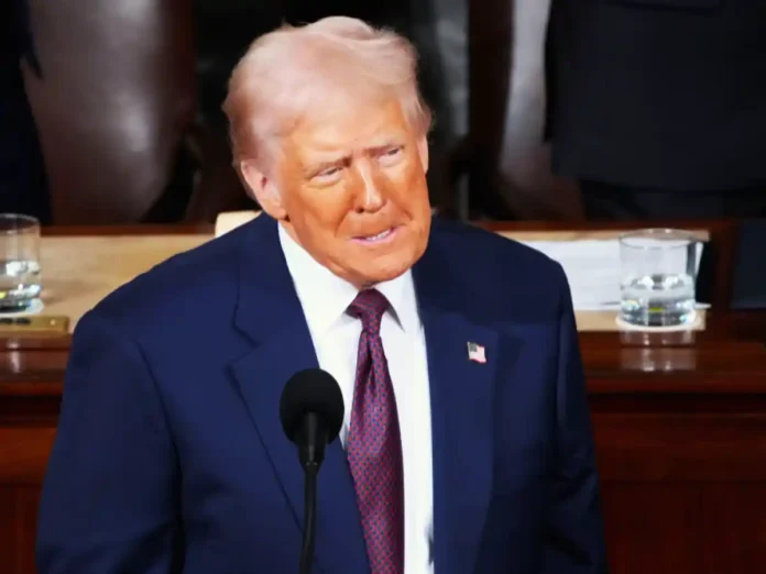 Трамп погрожує звільненням службовцям за опір його політиці