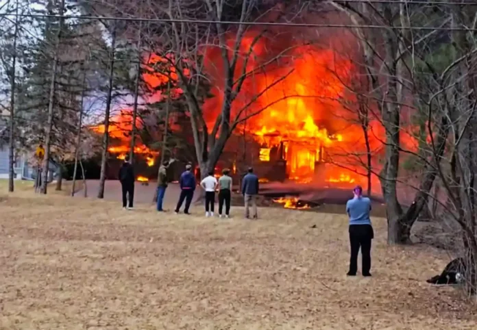 У США літак врізався у житловий будинок: всі пасажири загинули