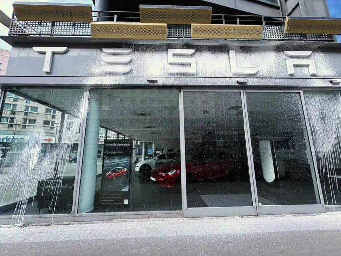 Скандал навколо Tesla: у Франції атакували штаб-квартиру